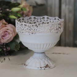 Centrepiece on foot w.lace edge