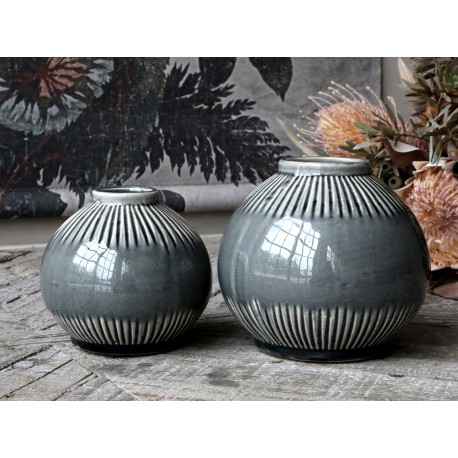 Vase w. striped pattern