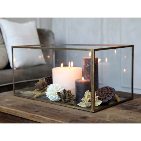 Display w. brass edges