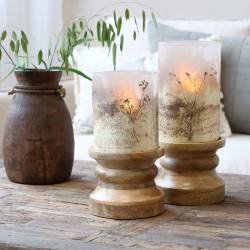 Świecznik z dekoracją z suszonych kwiatów