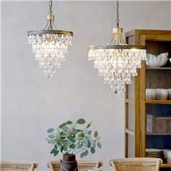 Żyrandol w Wersalu z pryzmatami szklanymi w kształcie kropli