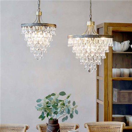 Żyrandol w Wersalu z pryzmatami szklanymi w kształcie kropli