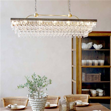 Żyrandol w Wersalu z pryzmatami szklanymi w kształcie kropli